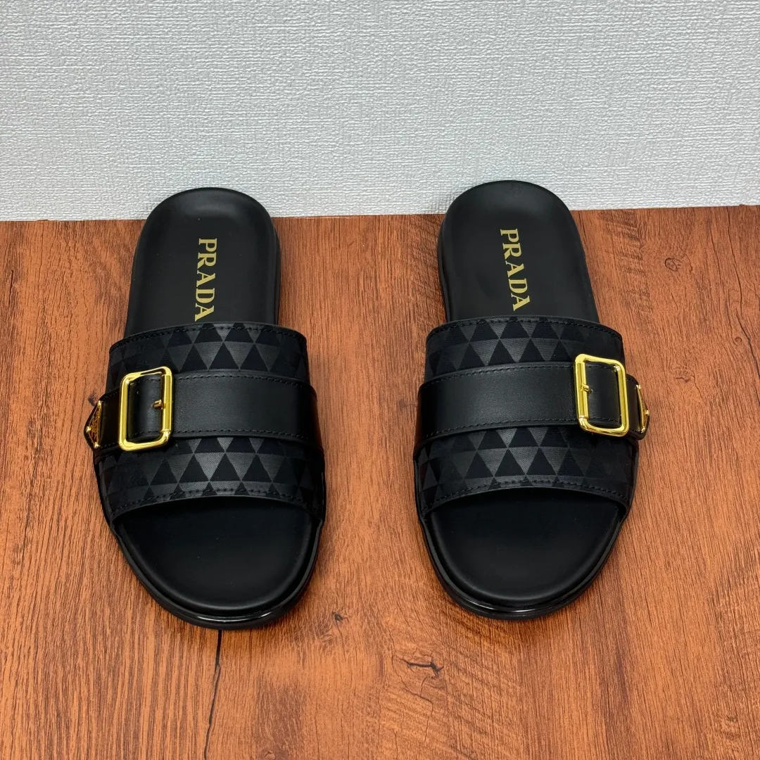 Batch 580 Prada/Prada's new men's straight style genuine leather slippers. Retro inspiration and modern lines coexist harmoniously. The dynamic design is decorated with the brand's iconic symbols and characteristic details. Genuine leather bottom layer, inner calfskin upper including stone pattern cowhide, smooth calfskin, and classic canvas three-logo pattern are available in three styles. It is decorated with genuine leather buckle straps, metal buckle details, and embellished with gold classic enamel brand logo details. Thin rubber soles are standard, and a complete package! Size: 39-40-41-42-43-44-45 Leather shoe size Item number: 2X3064 Leather cloth